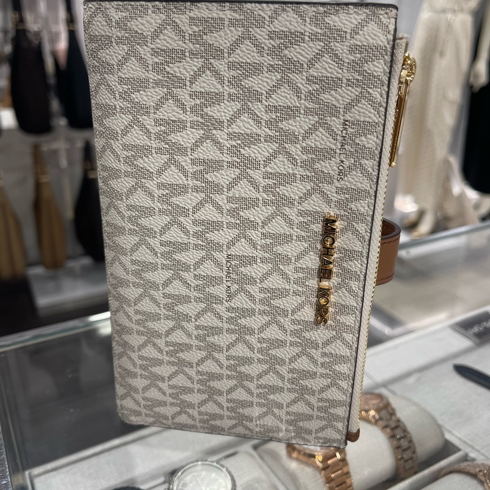 MICHAEL KORS Jet Set Trvl Lg Signature Logo Double Zip Smartphone Wallet
Vanilla - Picture 15 of 16